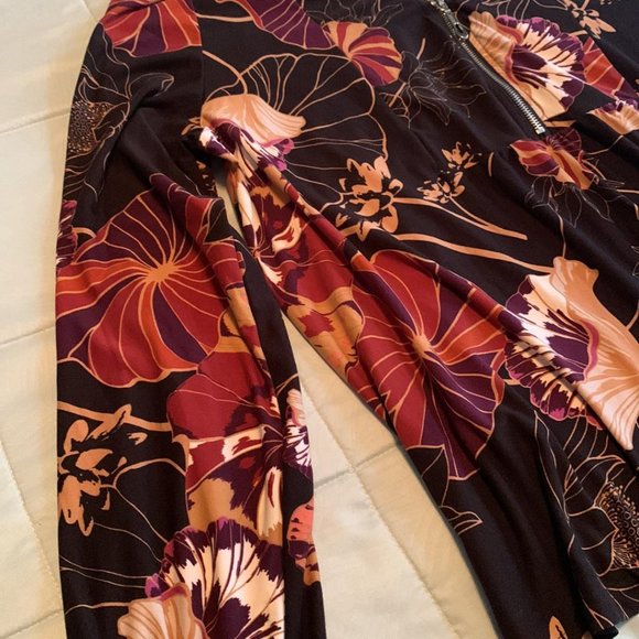 NWT - Beautiful Blouse, Black with Floral, Zippered Neckline SZ L - Picture 5 of 8